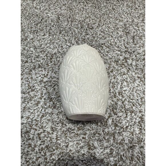 Lenox Jacquard Scalloped Embossed 10" Vase Porcelain Made In‎ USA Off-White 24k - Picture 1 of 3